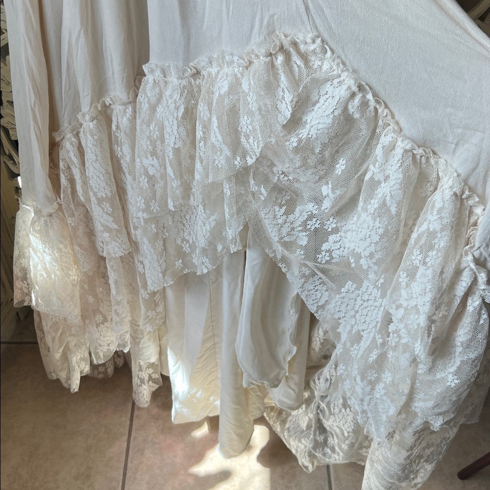 Elegant cream Lace Dress - Picture 2 of 8